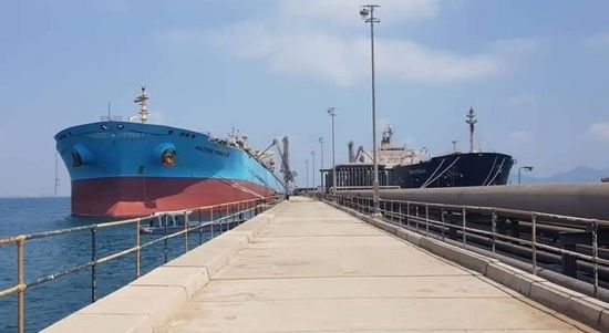 وصول باخرة تحمل كميات من الوقود إلى عدن