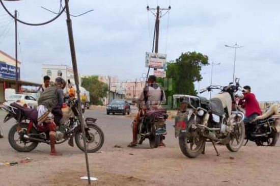 وسط تخوفات شعبية.. الدراجات النارية تعود إلى شوارع عدن (صور)