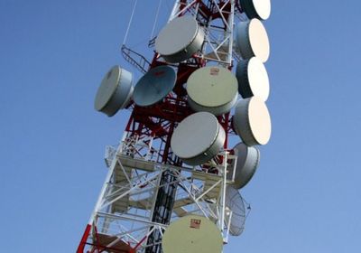 فريق فني يواصل عملية إصلاح كابل الإنترنت