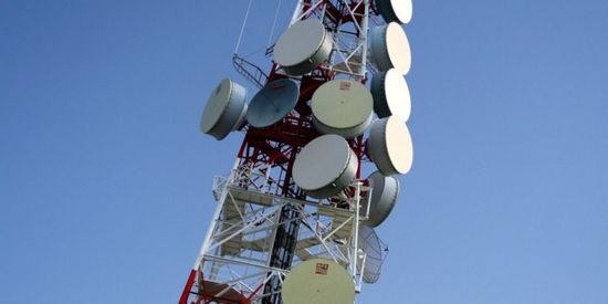 فريق فني يواصل عملية إصلاح كابل الإنترنت