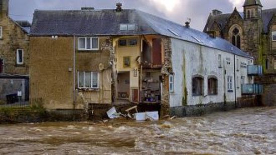 لحظة انهيار فندق بسبب مياه الفيضان في أسكتلندا