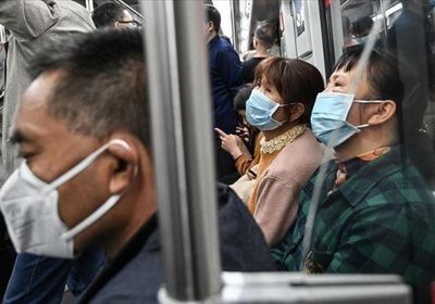 عمال الصين يتحدّون كورونا بالذهاب إلى مصانعهم 