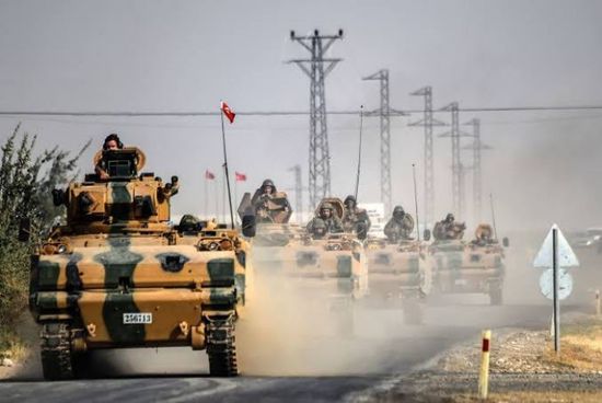 تمهيدا لعملية عسكرية كبيرة.. تركيا تدفع بأرتال وآلاف من جنودها نحو إدلب السورية 