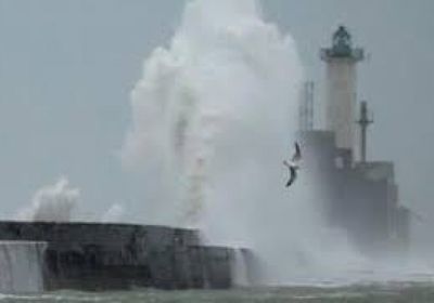 بسبب "كيارا".. إلغاء رحلات جوية وانقطاع الكهرباء عن آلاف المنازل بأوروبا