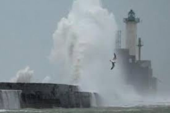 بسبب "كيارا".. إلغاء رحلات جوية وانقطاع الكهرباء عن آلاف المنازل بأوروبا