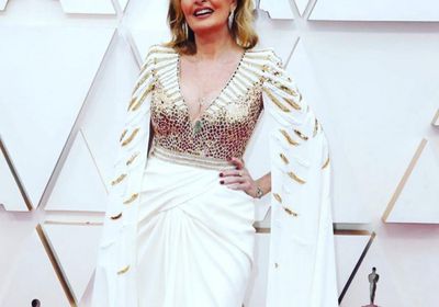 يسرا تتألق بالأبيض على السجادة الحمراء في حفل توزيع جوائز الأوسكار 2020