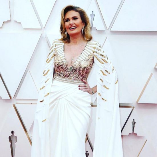 يسرا تتألق بالأبيض على السجادة الحمراء في حفل توزيع جوائز الأوسكار 2020
