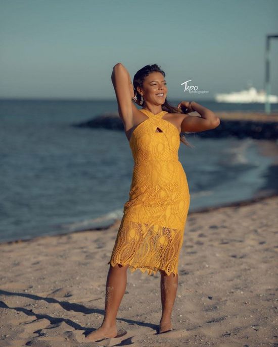 ناهد السباعي بالأصفر في أحدث جلسة تصوير (صور)