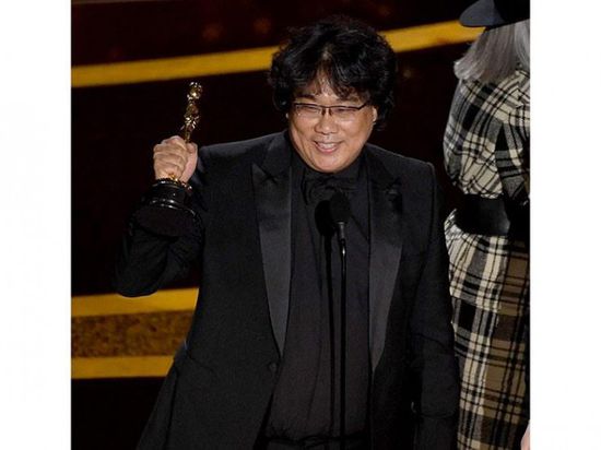 بونج جون هو يسحق سكورسيزي وتارانتينو وميندز ويفوز بأفضل مخرج 