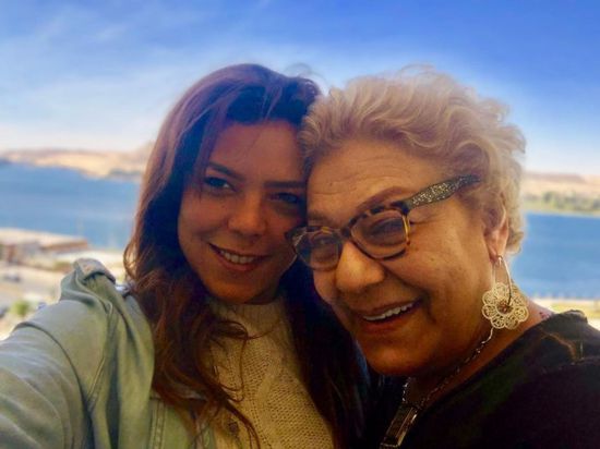 قبل تكريمها بمهرجان أسوان.. ناهد السباعي تحتفل بوالدتها على طريقتها