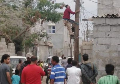 تحت حماية الأمن.. "كهرباء عدن" توقف الربط العشوائي بالبريقة (صور)