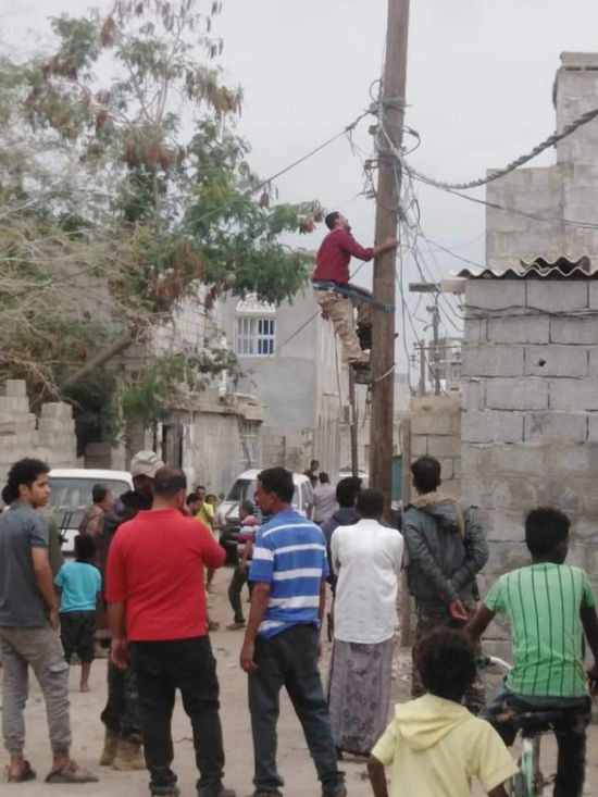تحت حماية الأمن.. "كهرباء عدن" توقف الربط العشوائي بالبريقة (صور)