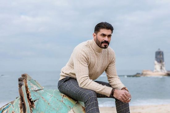 من أمام البحر.. خالد سليم يخضع لجلسة تصوير جديدة