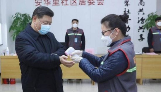 للمرة الأولى منذ تفشي كورونا.. الرئيس الصيني يظهر بالكمامة (فيديو)