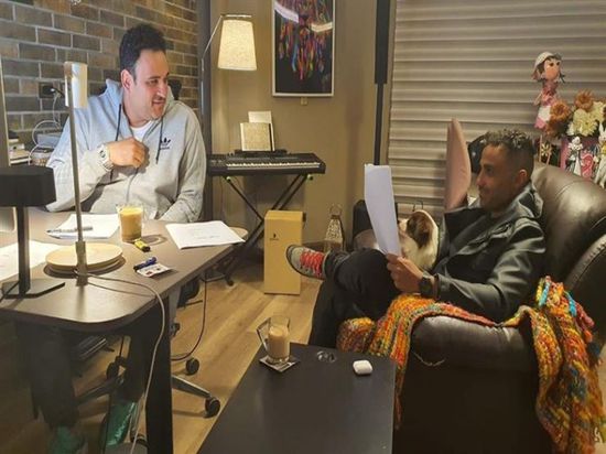 أول صورة لأحمد فهمي وأكرم حسني من كواليس "تيمون وبومبا"