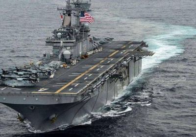 بارجة أمريكية تُبحر في خليج عدن لتأمين الملاحة البحرية