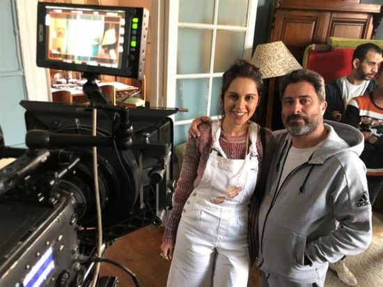 ياسمين رئيس بصحبة هادي الباجوري في كواليس "جارة القمر"