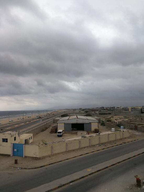 وسط توقعات بأمطار.. سحب مُنخفضة بالمكلا وضواحيها