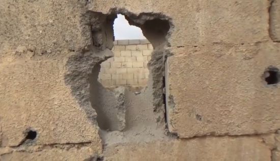 بقذيفة حوثية استهدفت منزله..إصابة مواطن في حيس بجروح خطيرة (فيديو)