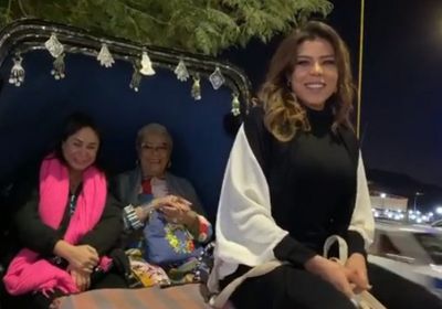 ناهد السباعي تقود حنطور بصحبة إنجي علي ووالدتها (فيديو)
