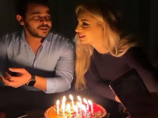 محمد رشاد يحتفل بعيد ميلاد زوجته مي حلمي (فيديو)