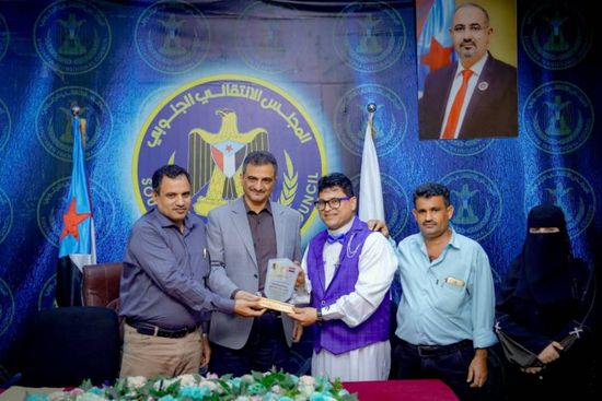 "الانتقالي الجنوبي" يكرم المدرب جُمّن