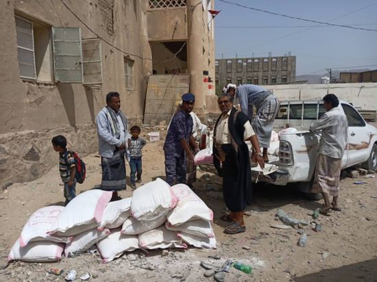 ضبط 4.8 طن دقيق فاسد في بيحان