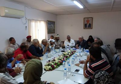 رئيس "انتقالي عدن" يطلع على سير العمل في مصافي عدن