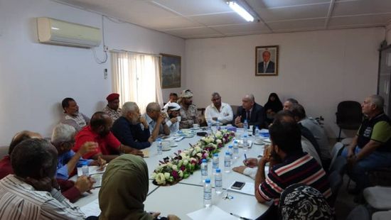 رئيس "انتقالي عدن" يطلع على سير العمل في مصافي عدن