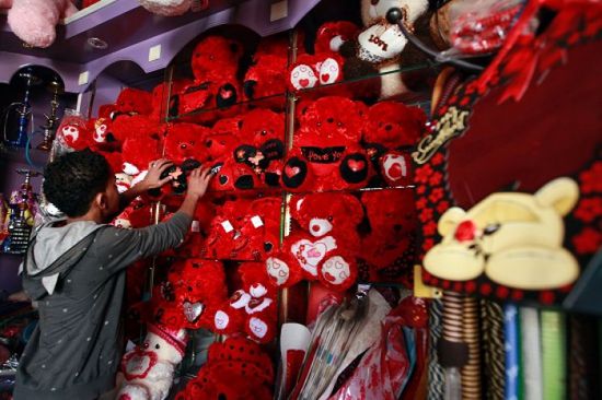 "الحب" في زمن الحوثي.. طائفية تستهدف "العيد الأحمر"