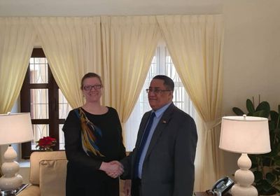 الخبجي لدبلوماسية أمريكية: الشرعية تتعنت ومليشياتها تمارس الإرهاب