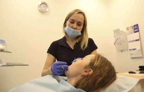 نقص الأقنعة الطبية يهدد بإغلاق عيادات الأسنان ببريطانيا