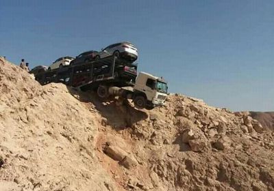 نجاة سائق من موت محقق بطريق "عشعش" بمحافظة حضرموت (صور)