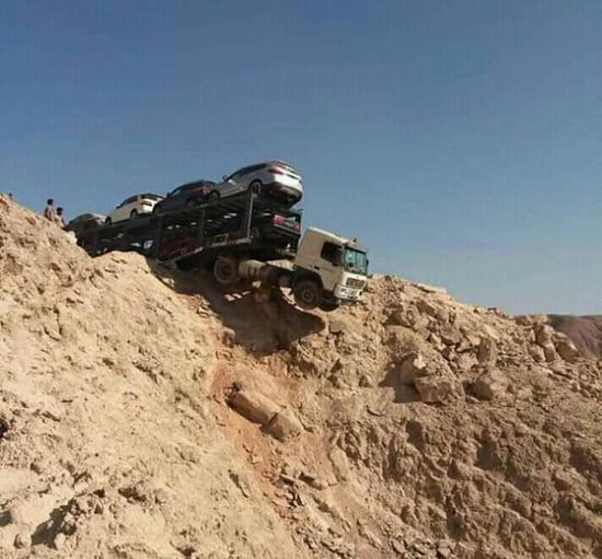 نجاة سائق من موت محقق بطريق "عشعش" بمحافظة حضرموت (صور)