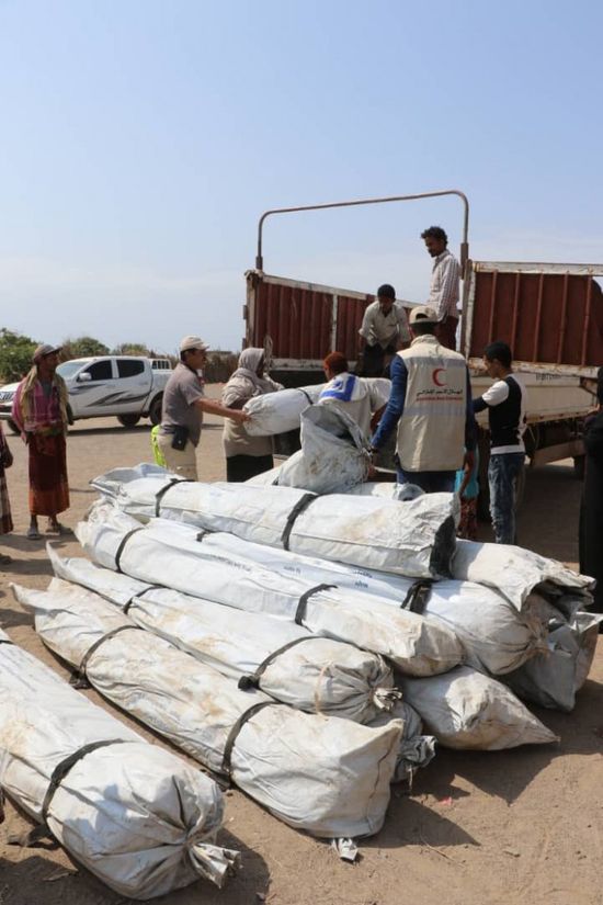 "الهلال الإماراتي" يوزع مساعدات إيوائية في الخوخة (صور)