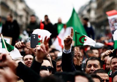 الجزائريون يواصلون الاحتجاج بعد عام من بدء المظاهرات