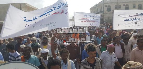 فعاليات حاشدة بسقطرى للمطالبة بعودة الرحلات الجوية مع الإمارات (صور)   