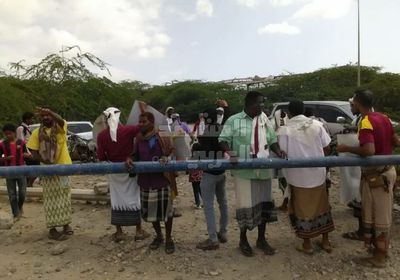 موظفو مستشفى زنجبار يحتجون على اعتقال 8 من زملائهم (صور)