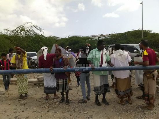 موظفو مستشفى زنجبار يحتجون على اعتقال 8 من زملائهم (صور)