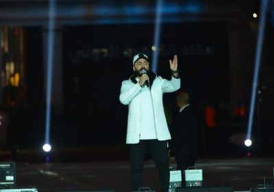 تامر حسني يتألق بالغناء ويمازح جمهوره في حفله الأخير (صور)