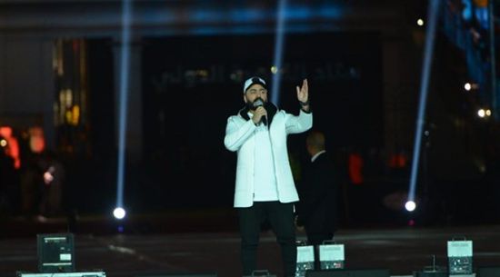 تامر حسني يتألق بالغناء ويمازح جمهوره في حفله الأخير (صور)