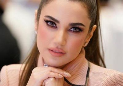 درة أنيقة بالأحمر في صور جديدة 