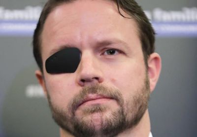 سيناتور أمريكي يحذر من تهريب السلاح الإيراني للحوثيين