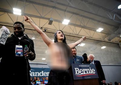 سيدات عاريات يهاجمن سيناتورًا أمريكيًا أثناء حملته الانتخابية