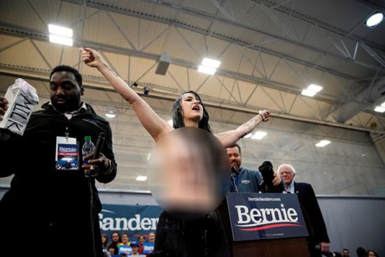 سيدات عاريات يهاجمن سيناتورًا أمريكيًا أثناء حملته الانتخابية