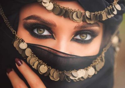 سلاف فواخرجي تخطف الأنظار باللوك البدوي في أحدث جلسة تصوير 