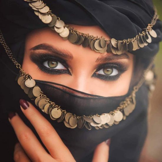 سلاف فواخرجي تخطف الأنظار باللوك البدوي في أحدث جلسة تصوير 