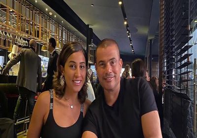 عمرو دياب ودينا الشربيني بصحبة طيار أزمة محمد رمضان (صورة)