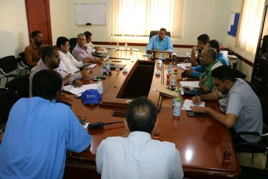 اجتماع بالمكلا حول موقف المشروعات التنموية