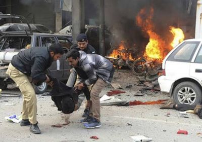 مقتل 10 بينهم شرطيان في تفجير انتحاري غربي باكستان